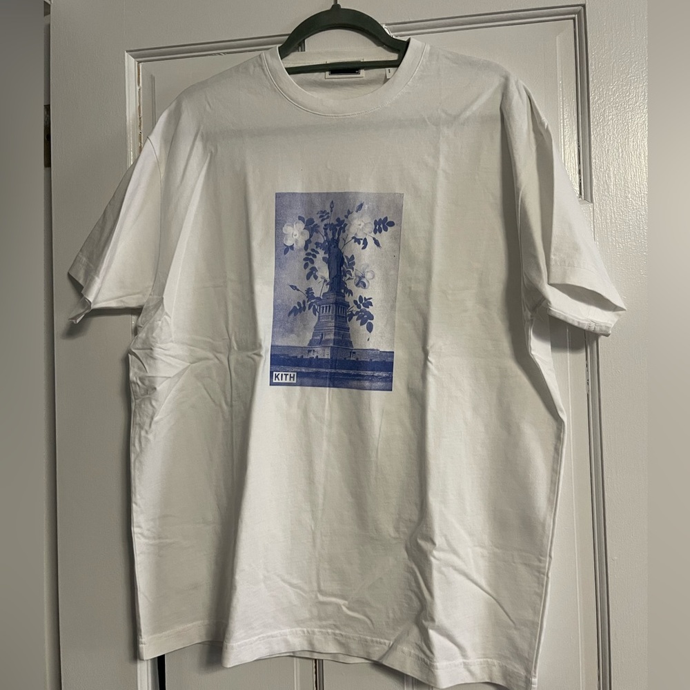 KITH LIBERTY T SHORT SIZE M BRAND NEW